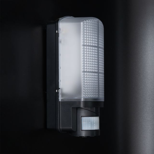 Vigo 7w 4000K LED PIR Bulkhead Black